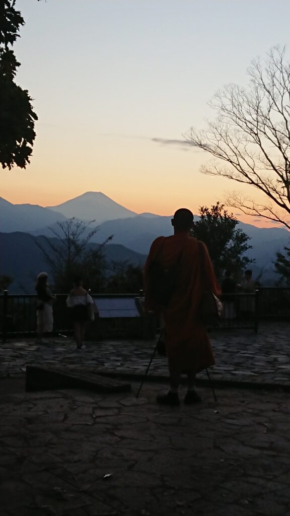 なぜか僧侶と富士山（高尾山）